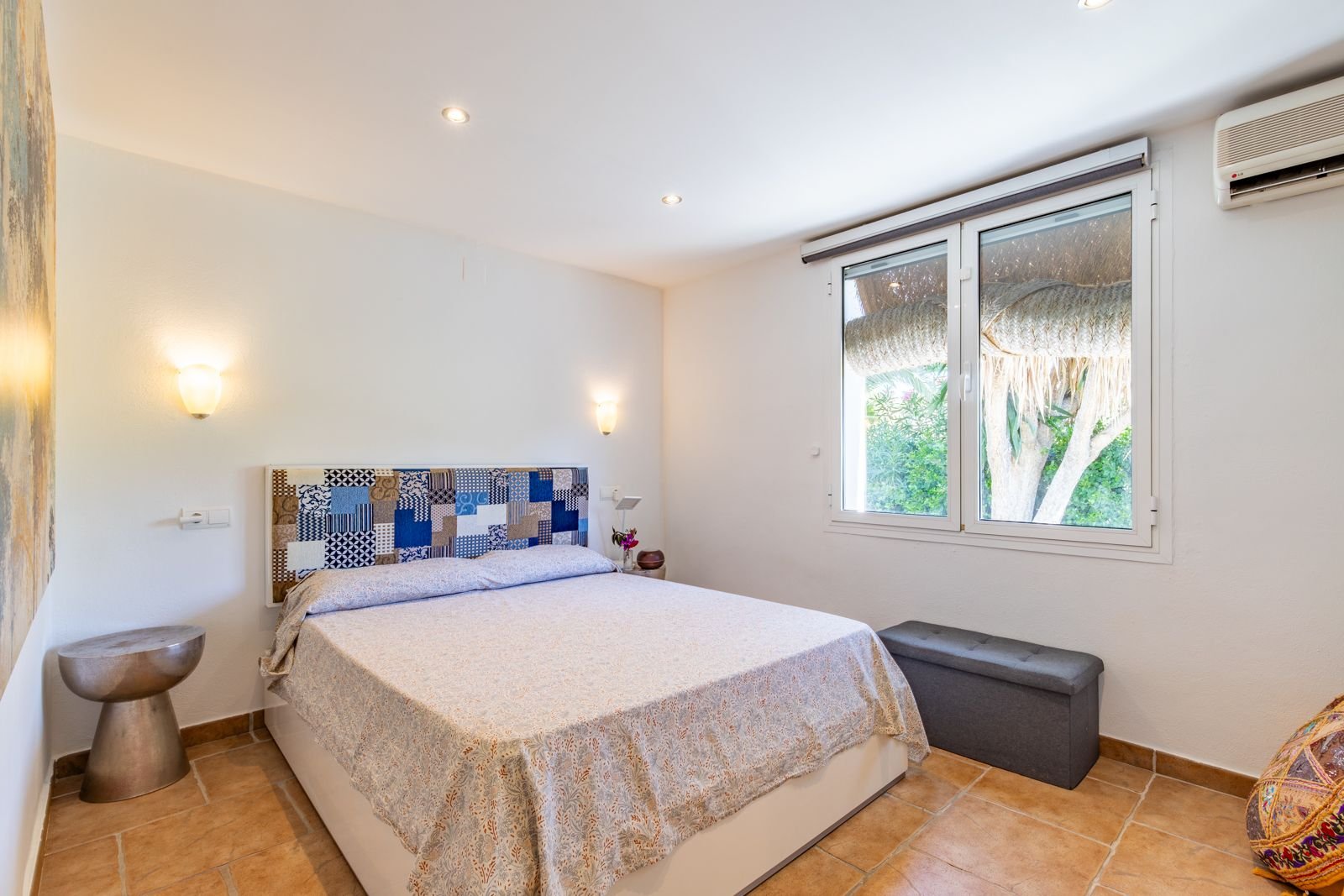 Villa de estilo mediterráneo con 3 dormitorios, 2 baños y piscina privada a tan solo 300 m del mar