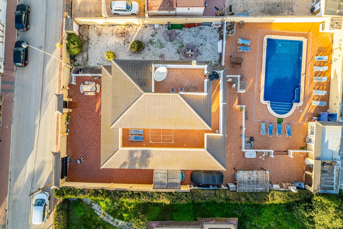 Preciosa villa con 6 dormitorios, 6 baños, azotea, alarma y piscina privada