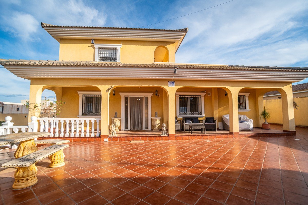 Preciosa villa con 6 dormitorios, 6 baños, azotea, alarma y piscina privada