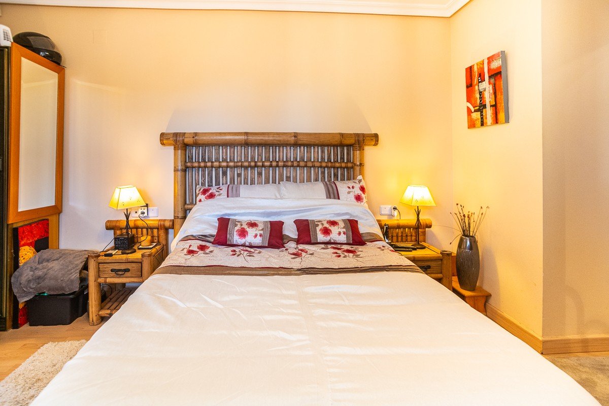 Preciosa villa con 6 dormitorios, 6 baños, azotea, alarma y piscina privada