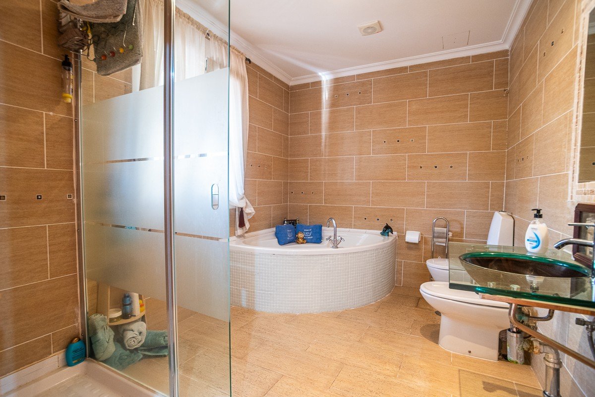 Preciosa villa con 6 dormitorios, 6 baños, azotea, alarma y piscina privada