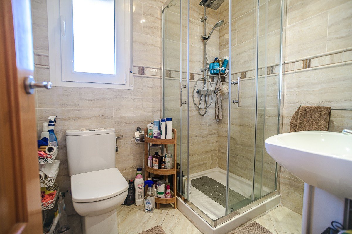 Preciosa villa con 6 dormitorios, 6 baños, azotea, alarma y piscina privada