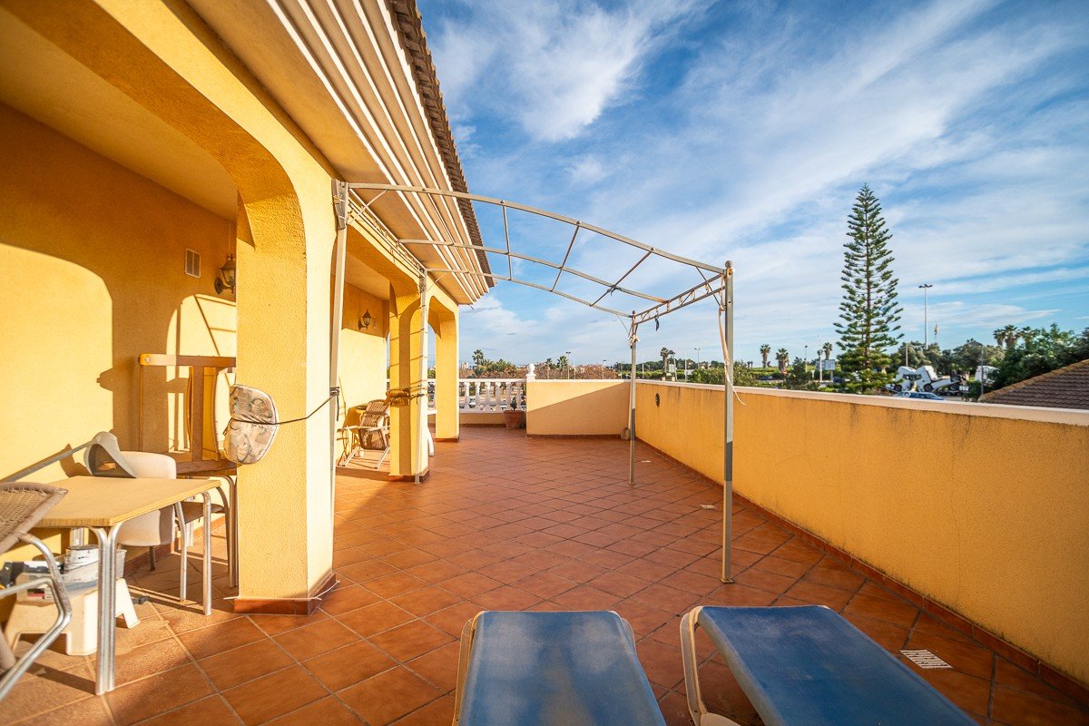 Preciosa villa con 6 dormitorios, 6 baños, azotea, alarma y piscina privada