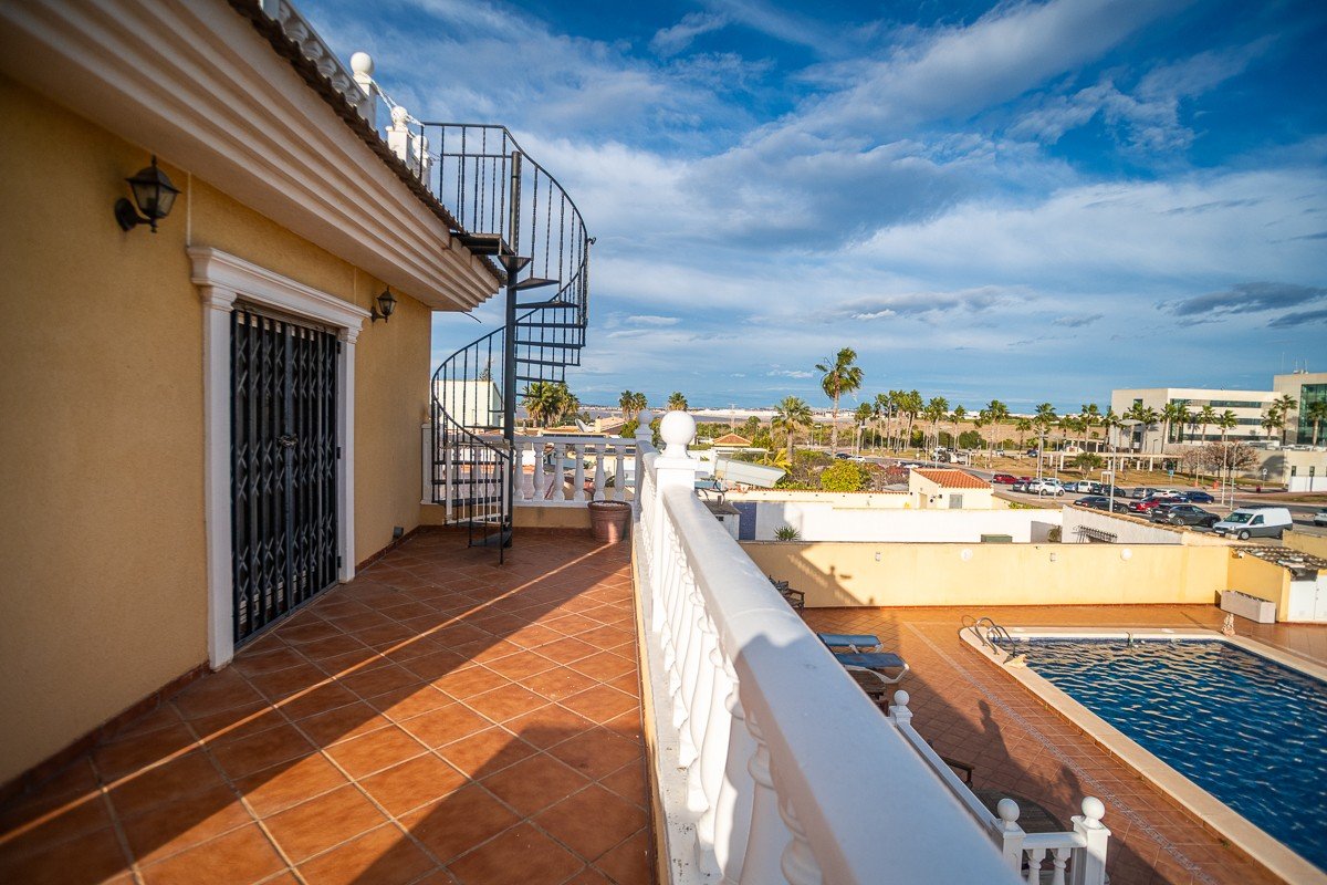 Preciosa villa con 6 dormitorios, 6 baños, azotea, alarma y piscina privada
