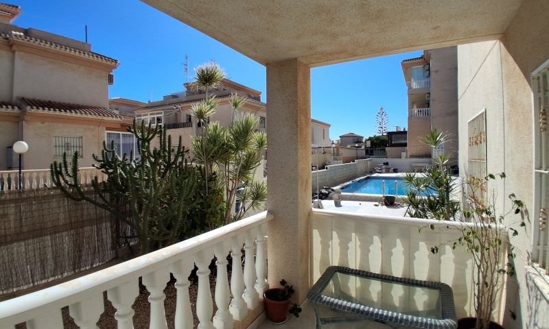 EEspectacular y espacioso apartamento en planta baja con 2 dormitorios, 2 baños y vistas a la piscina