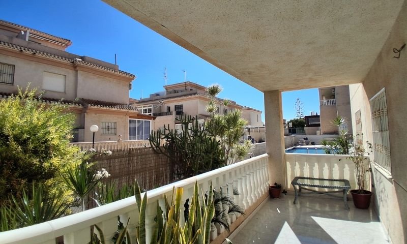 EEspectacular y espacioso apartamento en planta baja con 2 dormitorios, 2 baños y vistas a la piscina