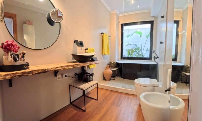 EEspectacular y espacioso apartamento en planta baja con 2 dormitorios, 2 baños y vistas a la piscina