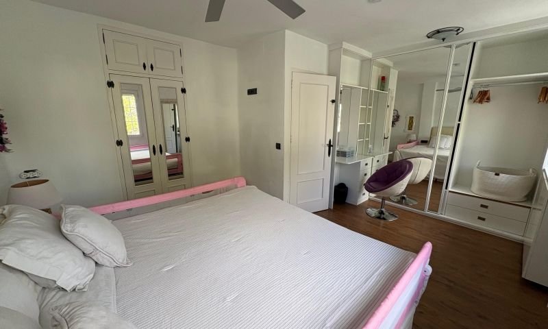 Casa independiente de estilo rústico-moderno con piscina privada, jacuzzi y sótano