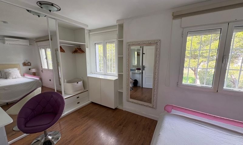 Casa independiente de estilo rústico-moderno con piscina privada, jacuzzi y sótano