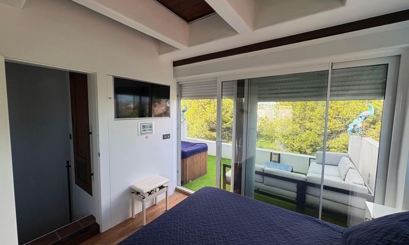 Casa independiente de estilo rústico-moderno con piscina privada, jacuzzi y sótano