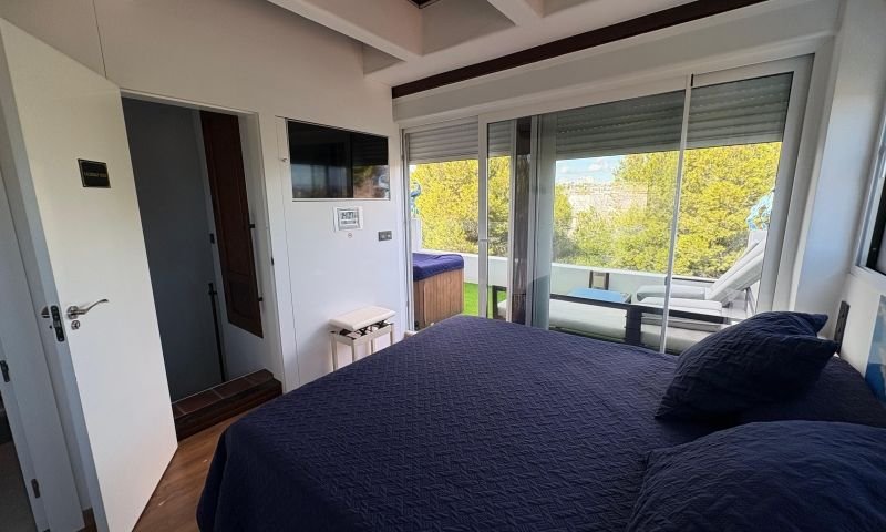 Casa independiente de estilo rústico-moderno con piscina privada, jacuzzi y sótano