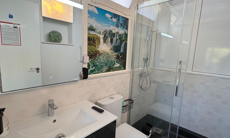 Casa independiente de estilo rústico-moderno con piscina privada, jacuzzi y sótano