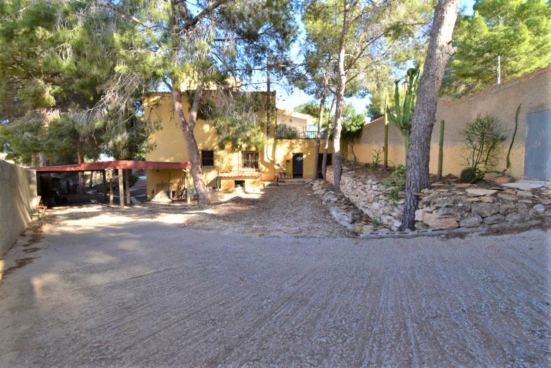  	 Esta Villa Independiente de Seis Dormitorios con Orientación Este en la zona de Las Filipinas, Villamartín; una popular zona residenci...