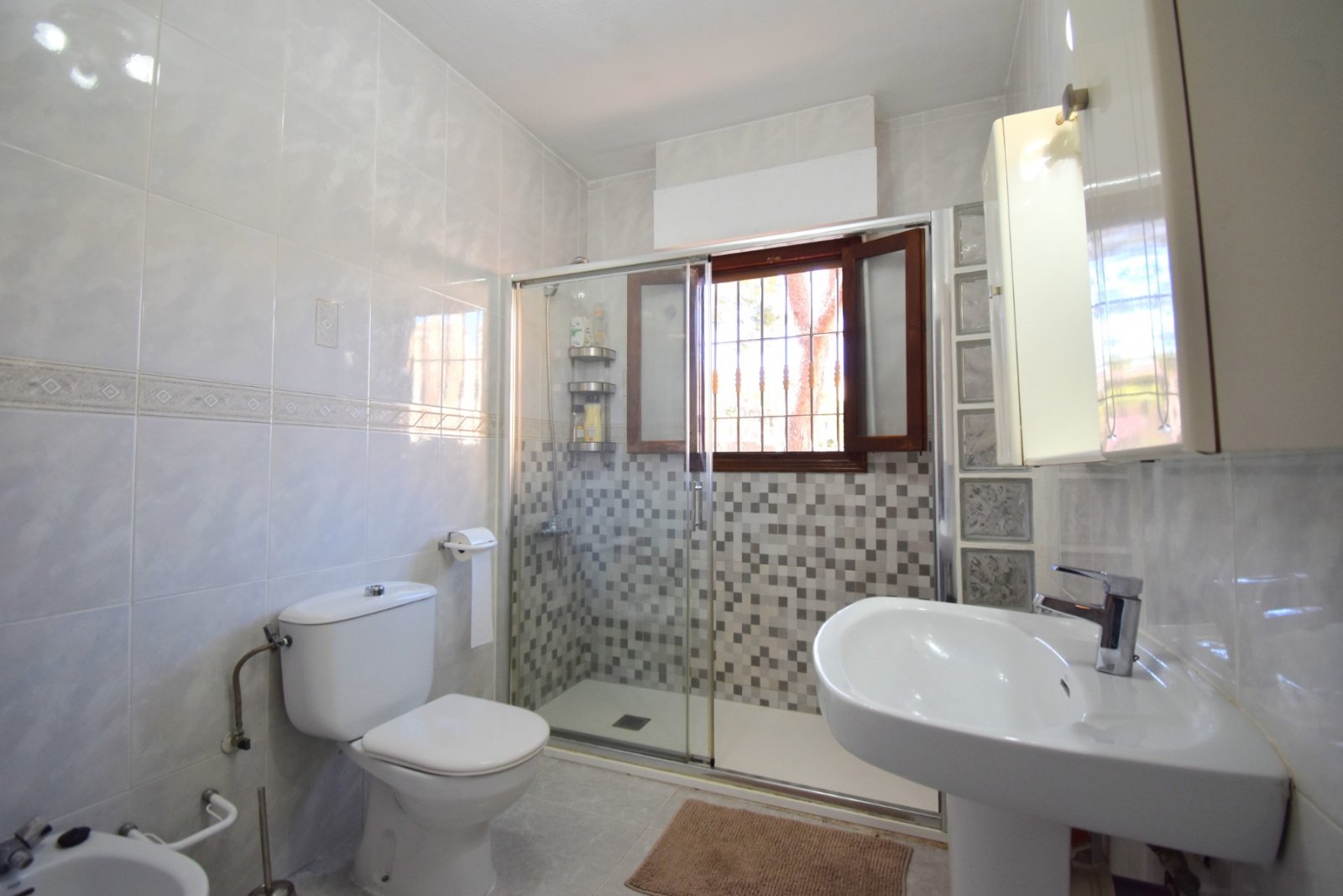  	 Esta Villa Independiente de Seis Dormitorios con Orientación Este en la zona de Las Filipinas, Villamartín; una popular zona residenci...