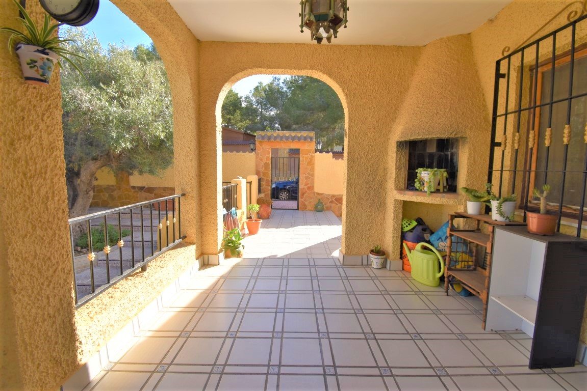  	 Esta Villa Independiente de Seis Dormitorios con Orientación Este en la zona de Las Filipinas, Villamartín; una popular zona residenci...