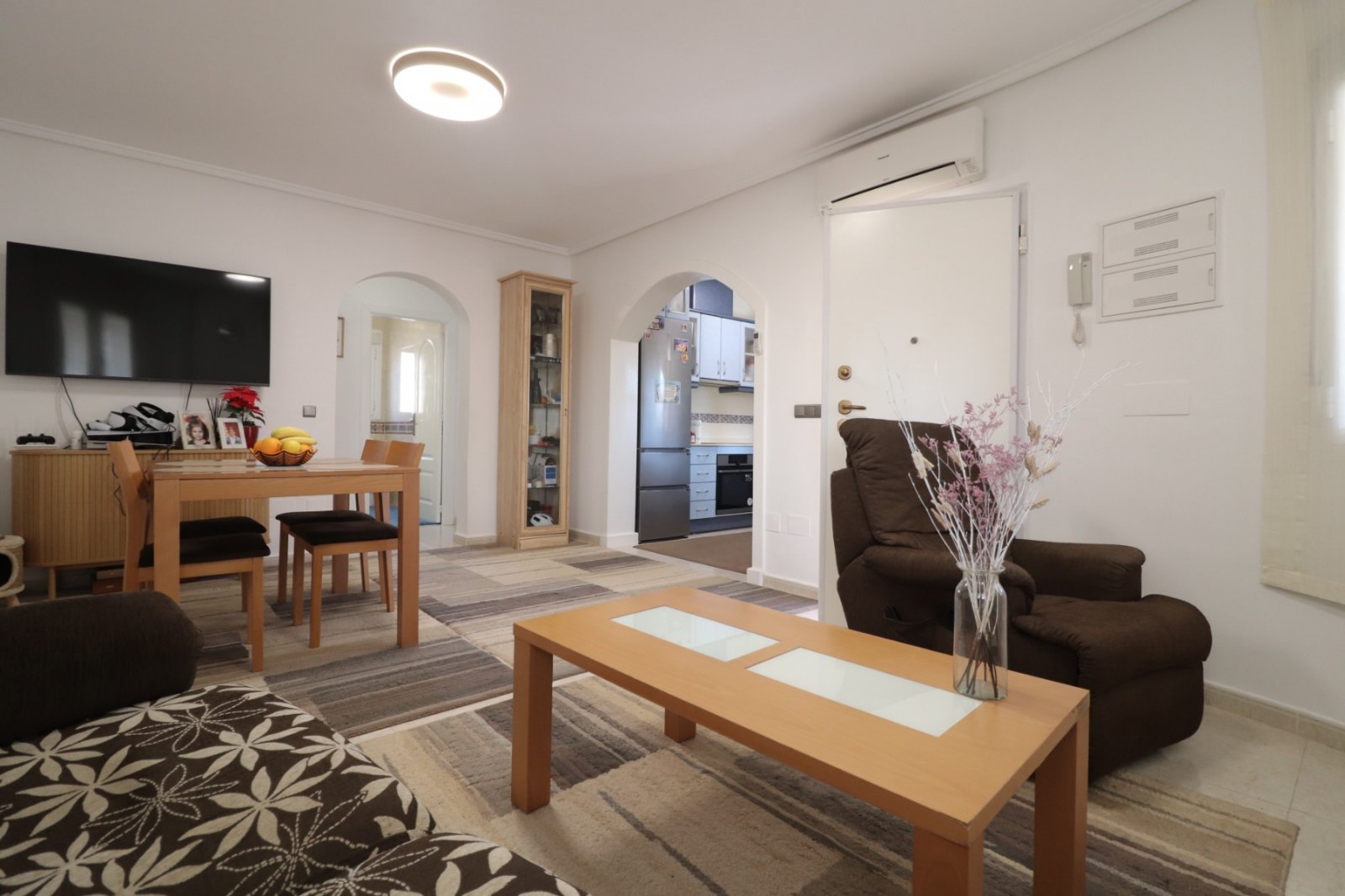 Villa de 3 dormitorios y 2 baños con piscina privada en Monteazul