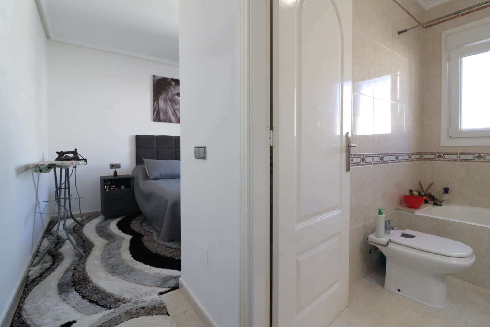 Villa de 3 dormitorios y 2 baños con piscina privada en Monteazul