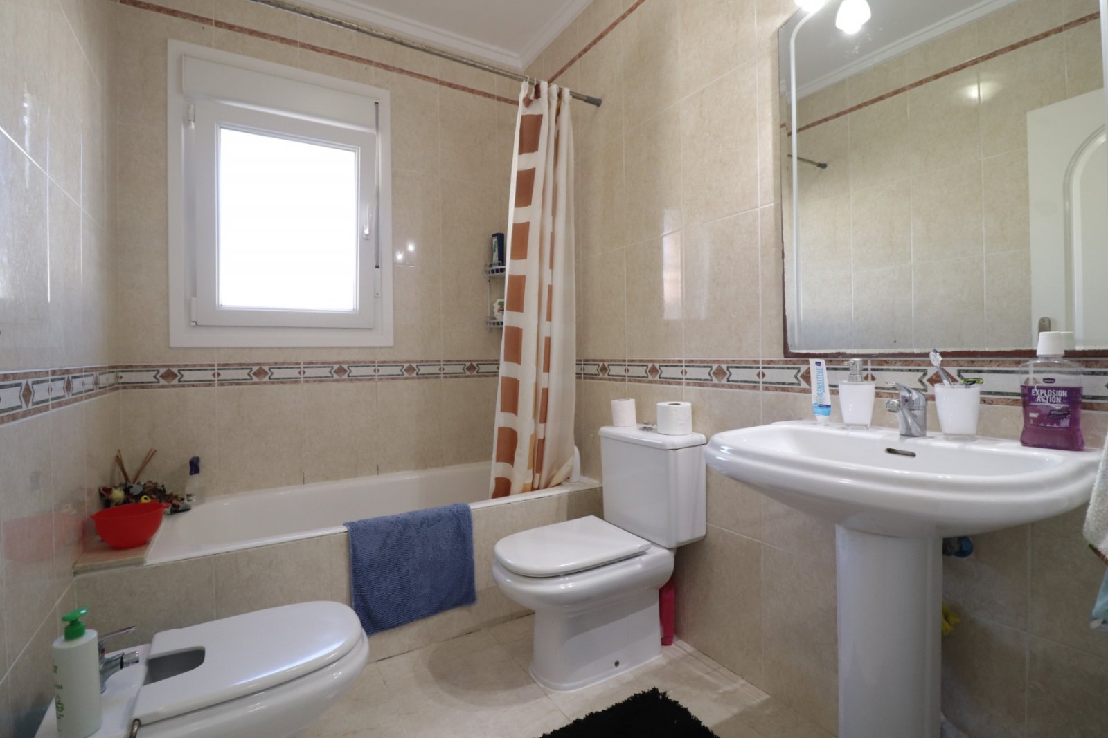 Villa de 3 dormitorios y 2 baños con piscina privada en Monteazul