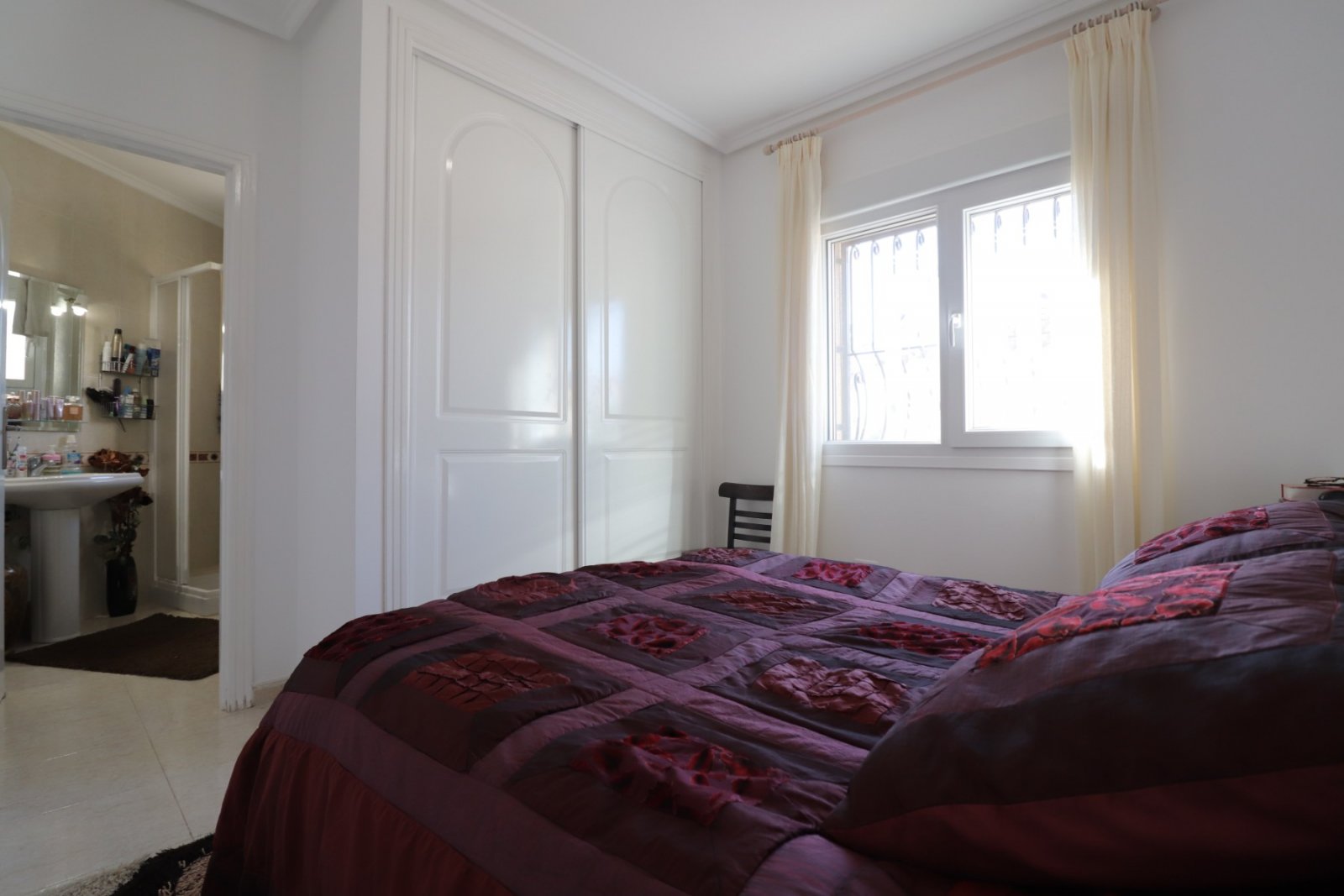 Villa de 3 dormitorios y 2 baños con piscina privada en Monteazul