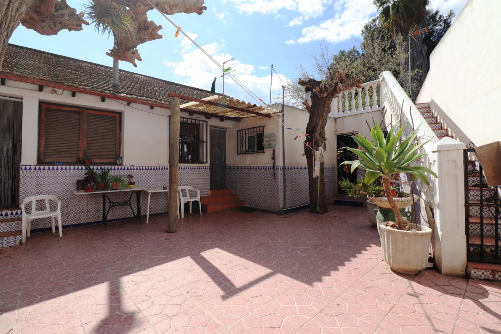 Casa independiente con 5 dormitorios, 2 baños, garaje y bonitas vistas