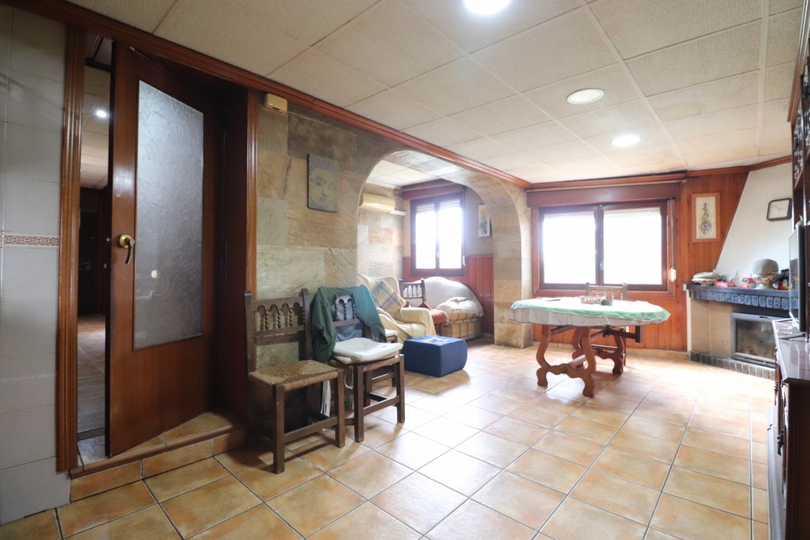 Casa independiente con 5 dormitorios, 2 baños, garaje y bonitas vistas