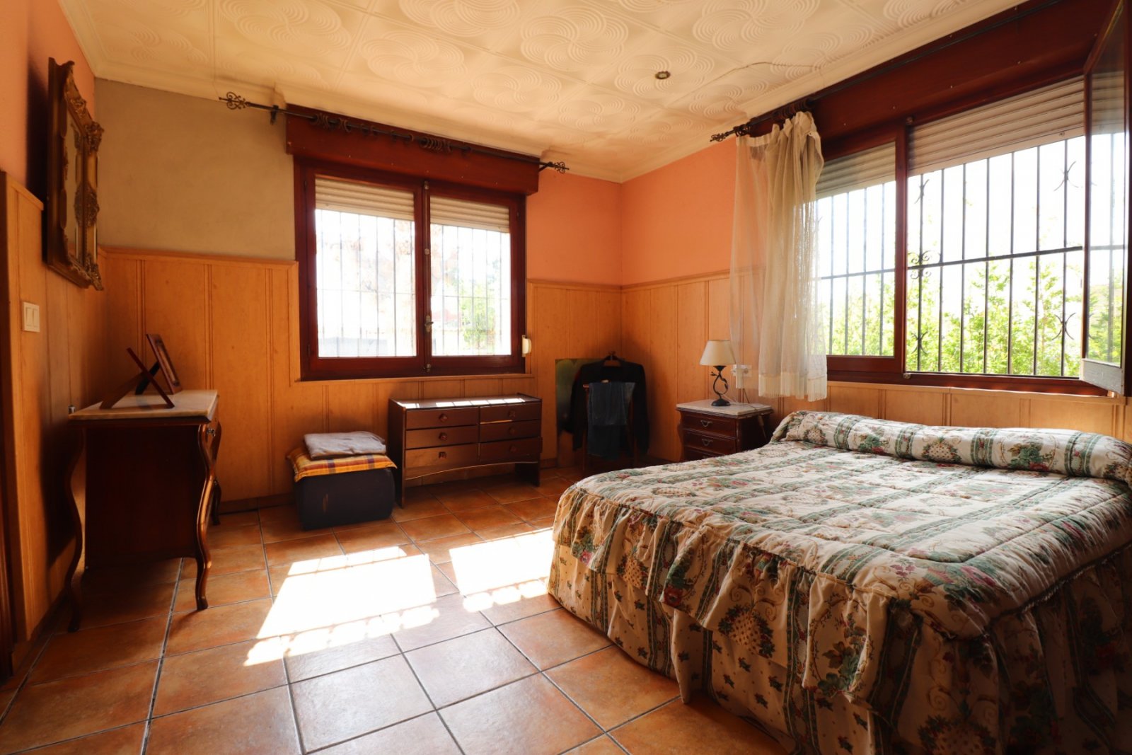 Casa independiente con 5 dormitorios, 2 baños, garaje y bonitas vistas