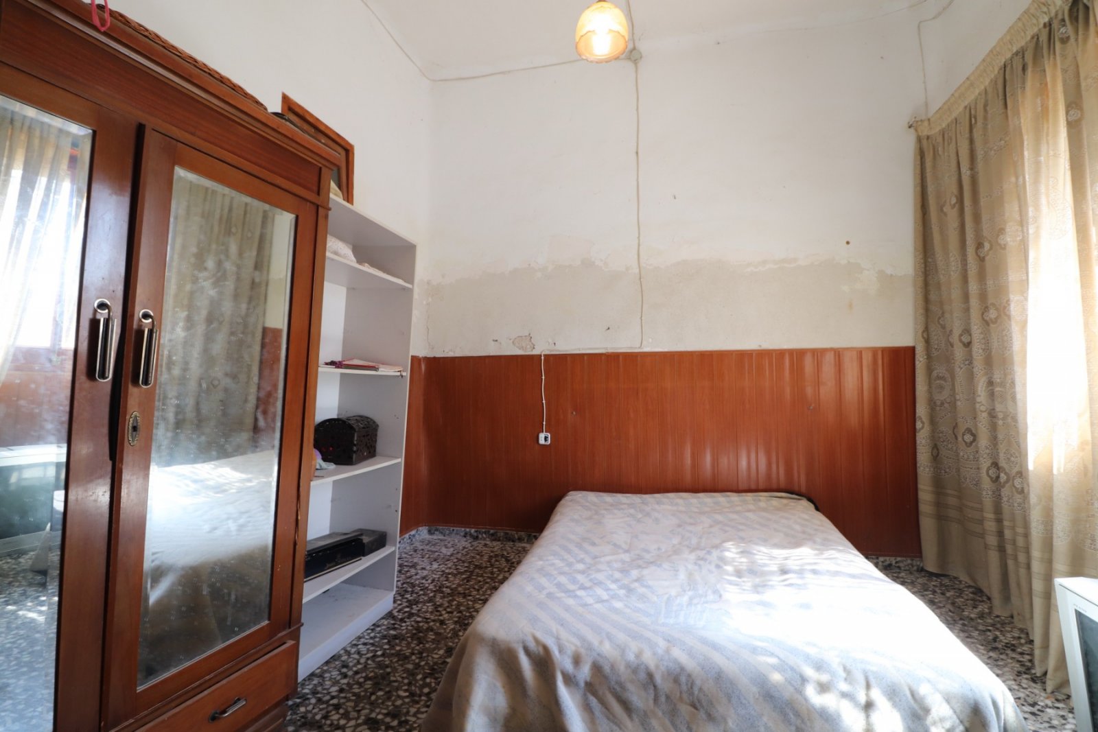 Casa independiente con 5 dormitorios, 2 baños, garaje y bonitas vistas