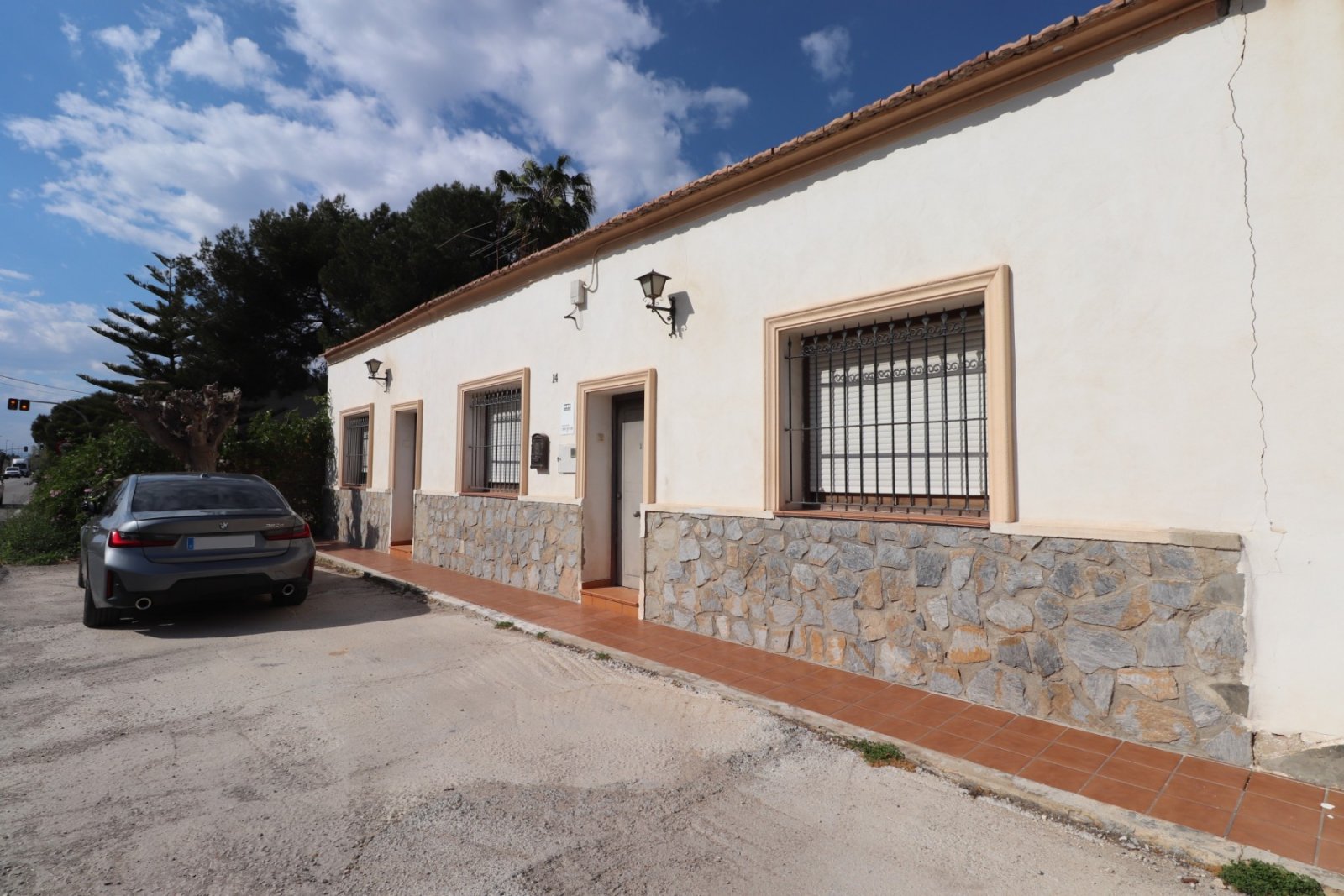 Casa independiente con 5 dormitorios, 2 baños, garaje y bonitas vistas