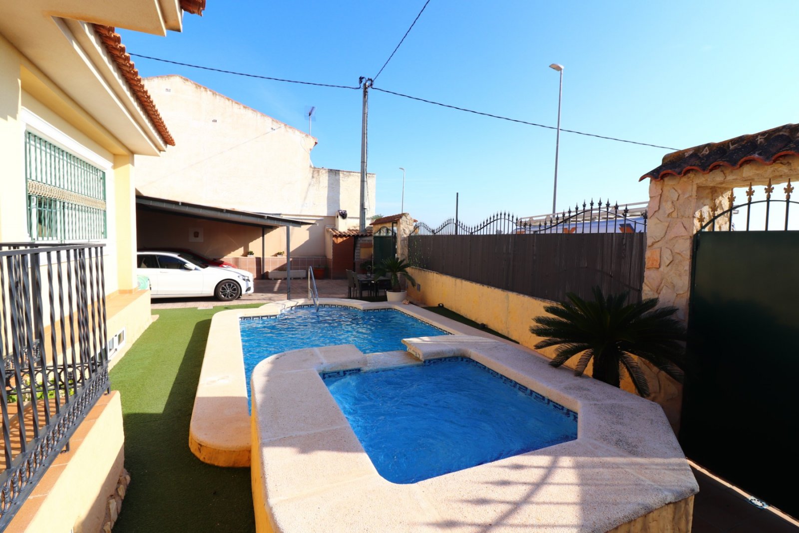 Villa con 3 dormitorios, 1 baño, 1 aseo de invitados, garaje y piscina privada