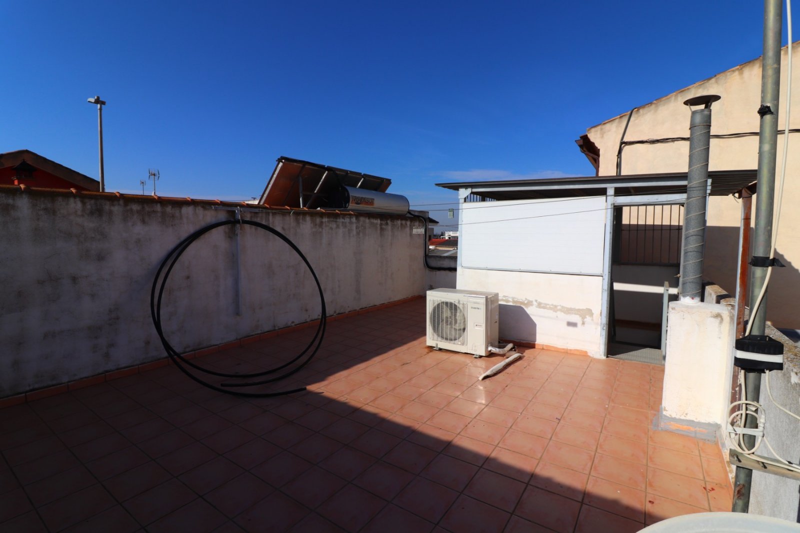 Villa con 3 dormitorios, 1 baño, 1 aseo de invitados, garaje y piscina privada