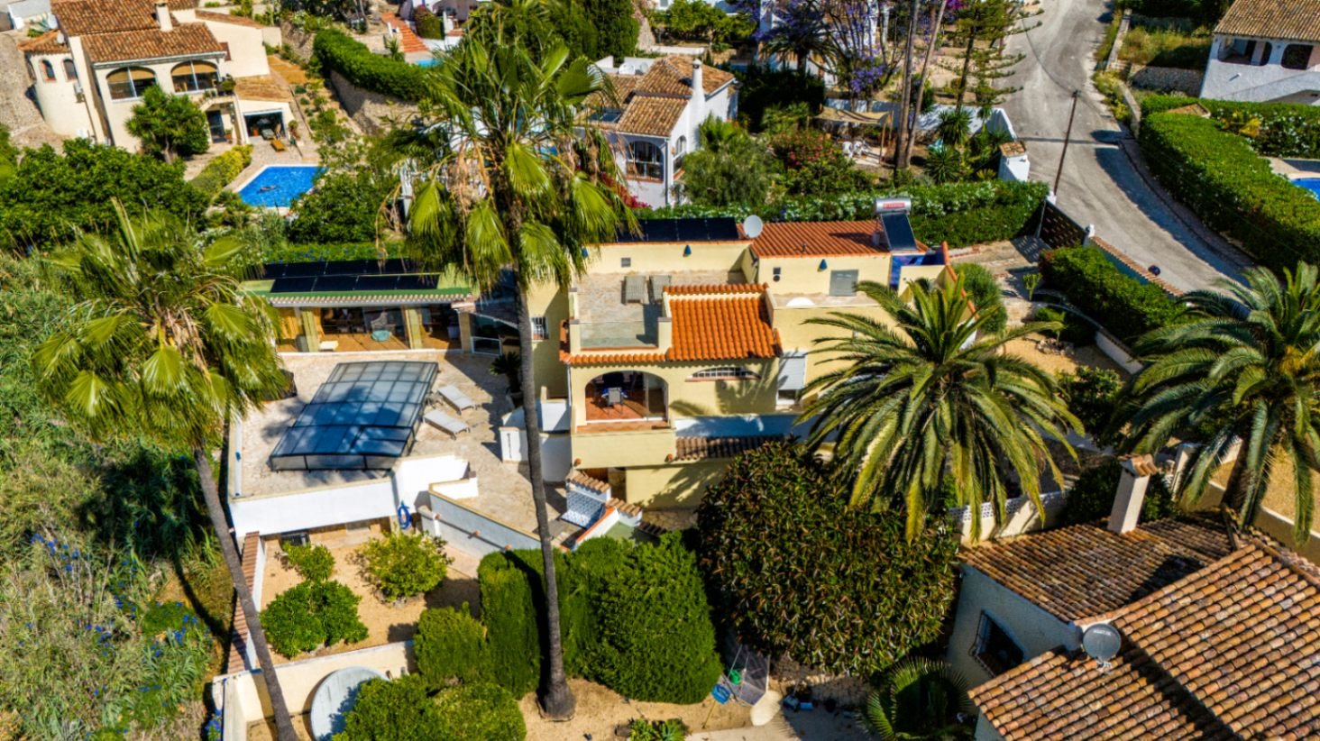 Amplia villa con 5 dormitorios, 3 baños, aseo de invitados y piscina privada