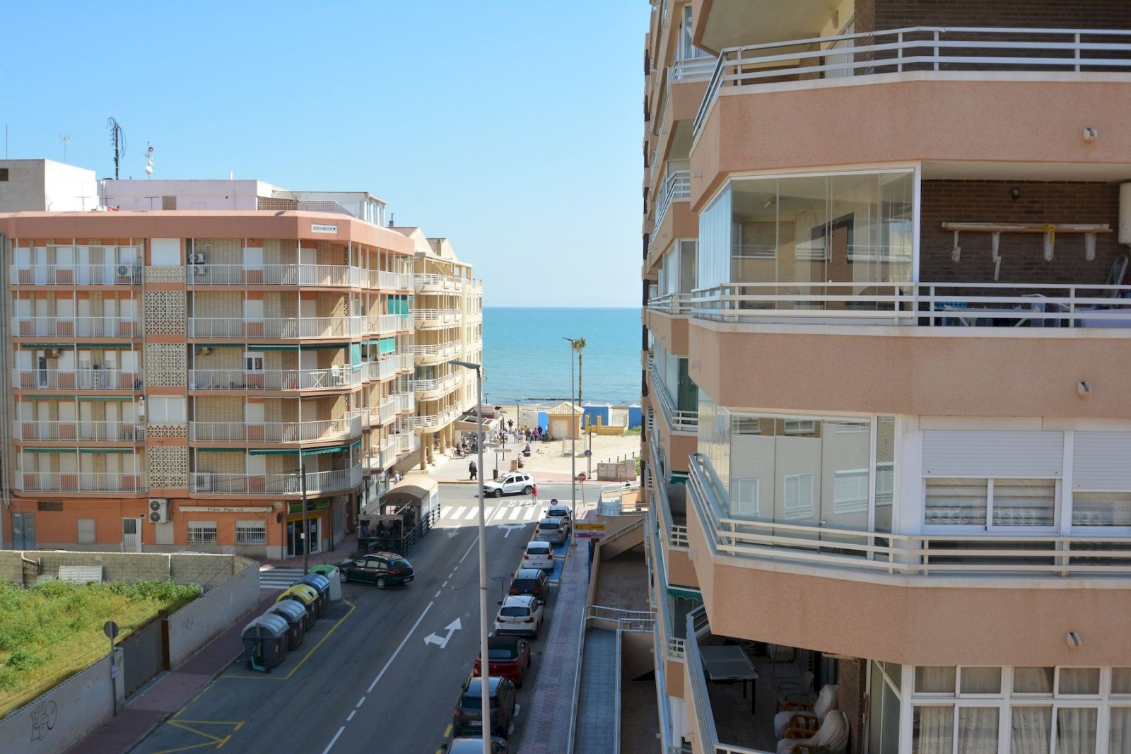 Apartamento reformado de 3 dormitorios con 1 baño y vistas al mar, a solo 150m de la playa