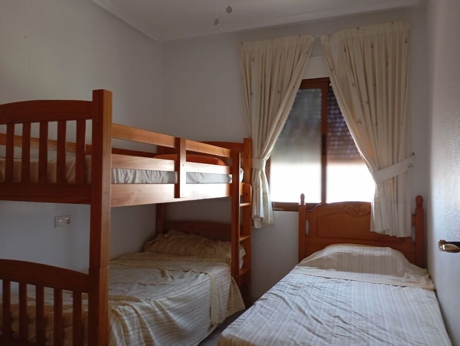 Obergeschoss-Wohnung mit 2 Schlafzimmern, 1 Bad, Dachterrasse und Gemeinschaftspool