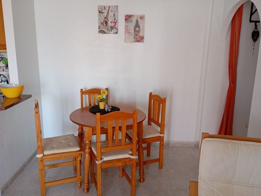 Obergeschoss-Wohnung mit 2 Schlafzimmern, 1 Bad, Dachterrasse und Gemeinschaftspool