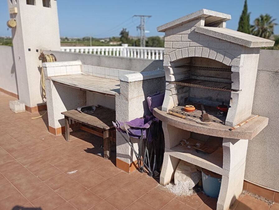 Obergeschoss-Wohnung mit 2 Schlafzimmern, 1 Bad, Dachterrasse und Gemeinschaftspool