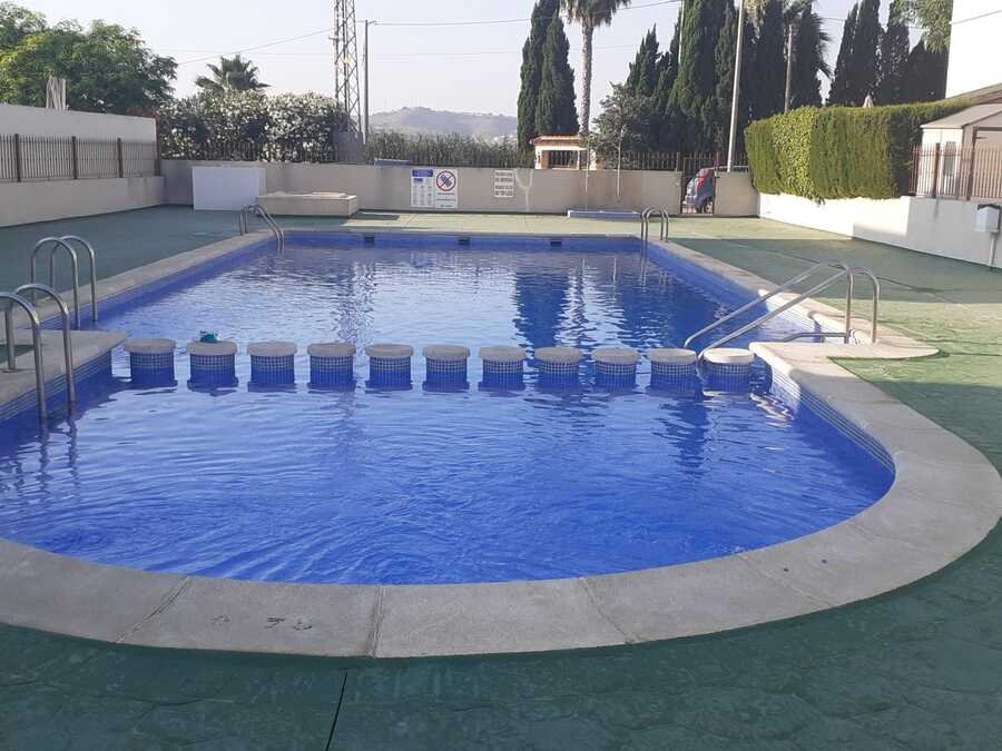 Obergeschoss-Wohnung mit 2 Schlafzimmern, 1 Bad, Dachterrasse und Gemeinschaftspool