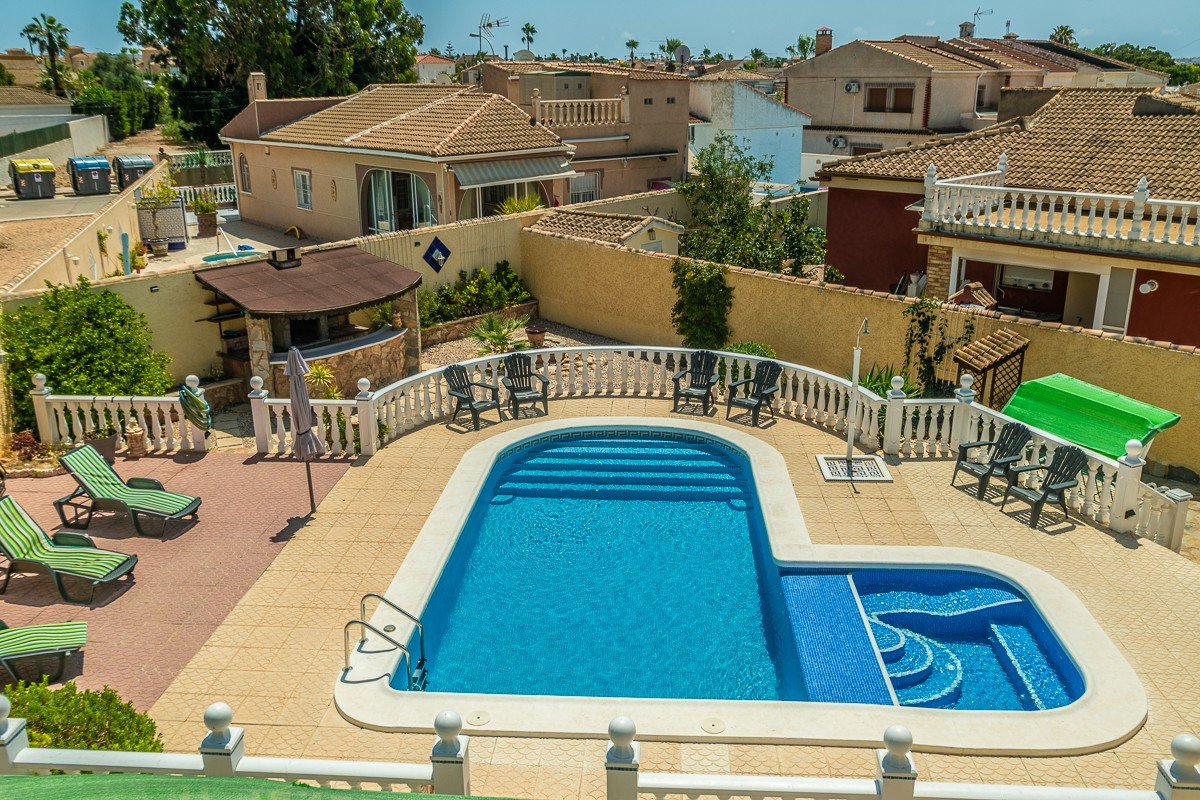 Impresionante villa de estilo mediterráneo con 3 dormitorios, 3 baños, azotea, aire acondicionado, piscina privada y plaza de aparcamiento