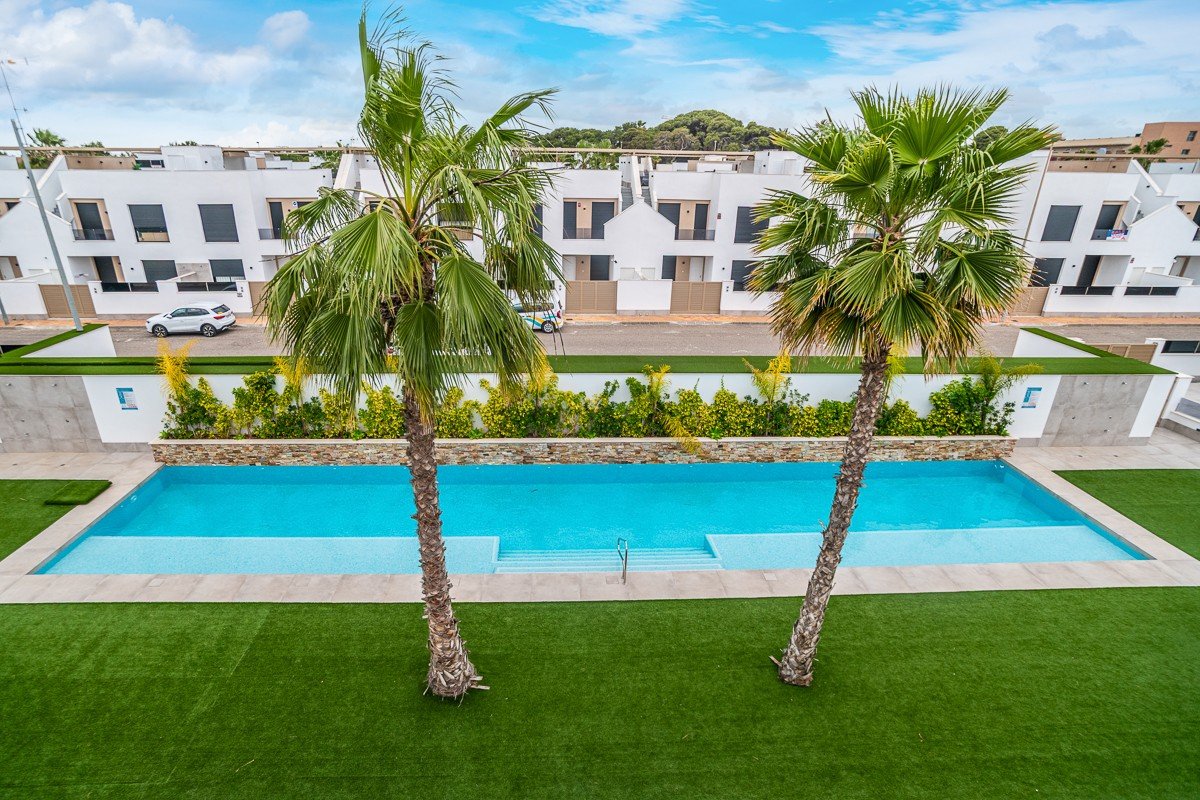 Ático con 3 dormitorios y solárium privado a poca distancia a pie de la playa