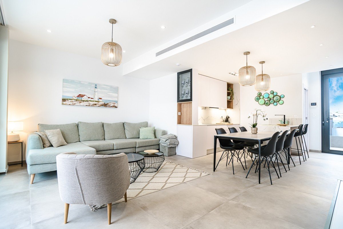 Ático con 3 dormitorios y solárium privado a poca distancia a pie de la playa