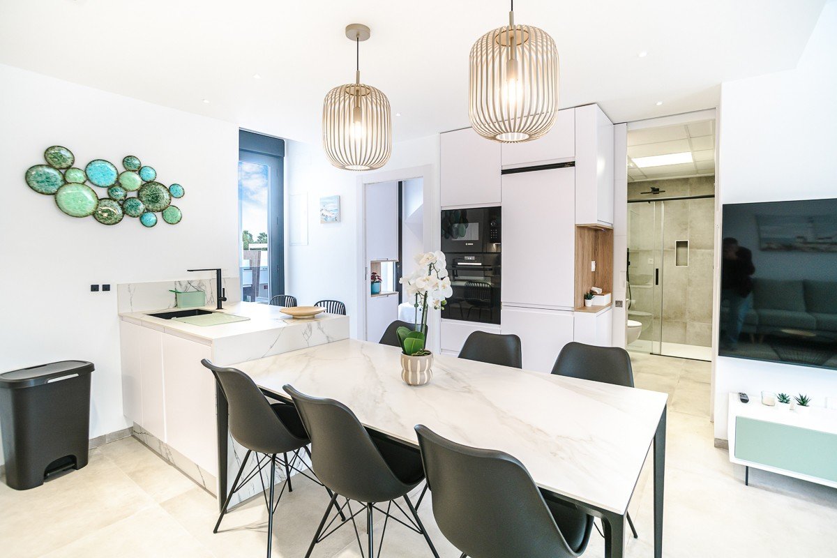 Ático con 3 dormitorios y solárium privado a poca distancia a pie de la playa