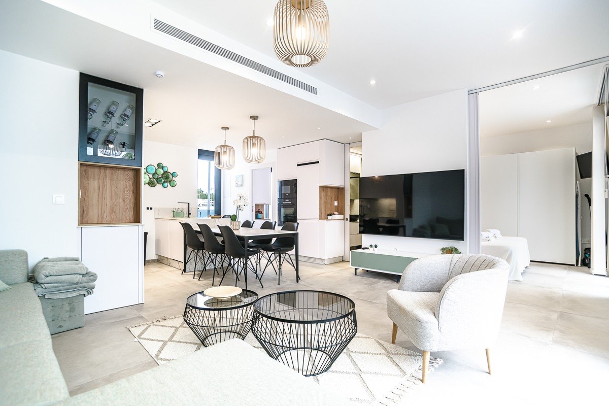 Ático con 3 dormitorios y solárium privado a poca distancia a pie de la playa