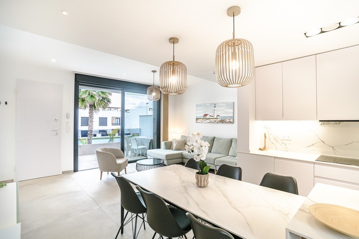 Ático con 3 dormitorios y solárium privado a poca distancia a pie de la playa