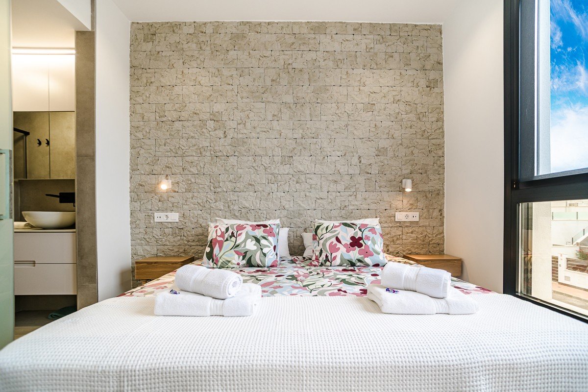 Ático con 3 dormitorios y solárium privado a poca distancia a pie de la playa