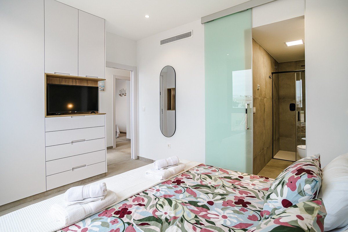 Ático con 3 dormitorios y solárium privado a poca distancia a pie de la playa