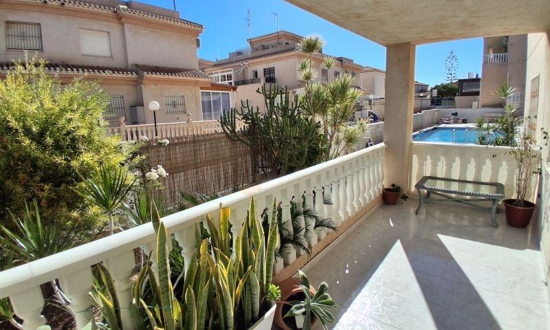 EEspectacular y espacioso apartamento en planta baja con 2 dormitorios, 2 baños y vistas a la piscina