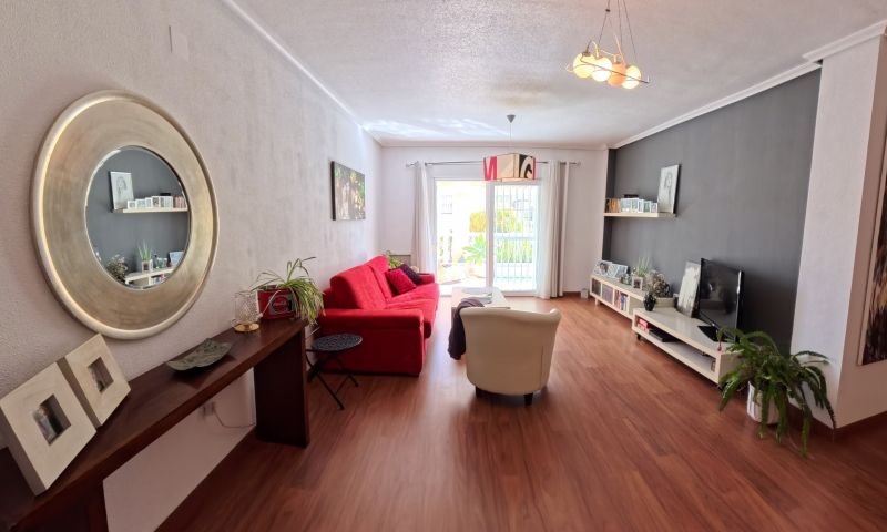 EEspectacular y espacioso apartamento en planta baja con 2 dormitorios, 2 baños y vistas a la piscina