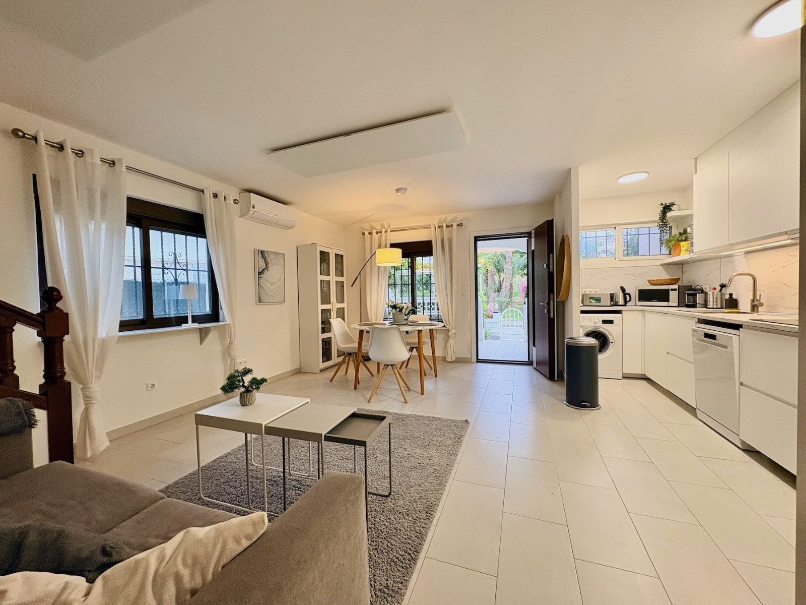 Dúplex de esquina con 4 dormitorios, 2 baños y piscina comunitaria, a solo 100 m de la playa en Cabo Roig