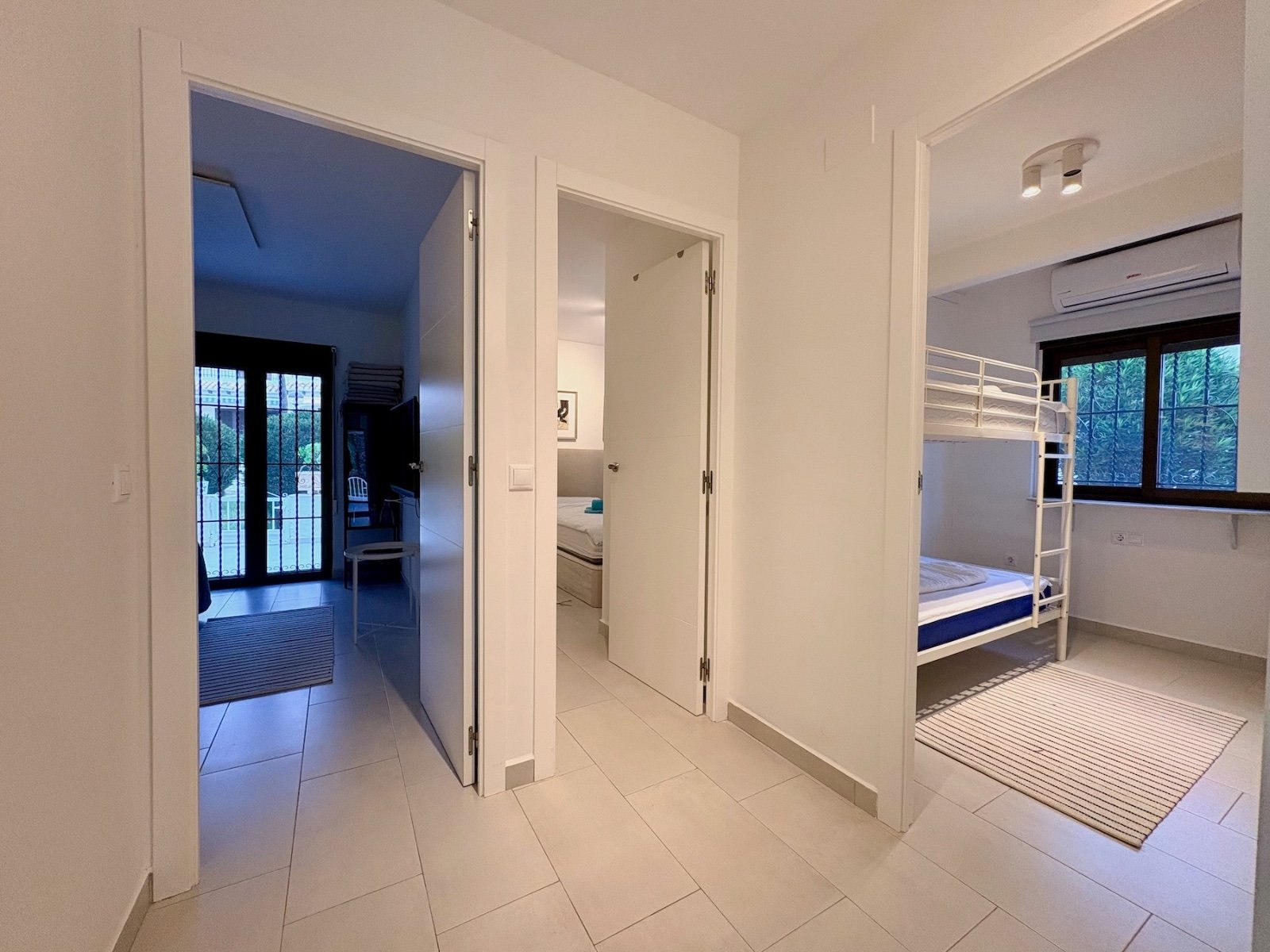 Dúplex de esquina con 4 dormitorios, 2 baños y piscina comunitaria, a solo 100 m de la playa en Cabo Roig