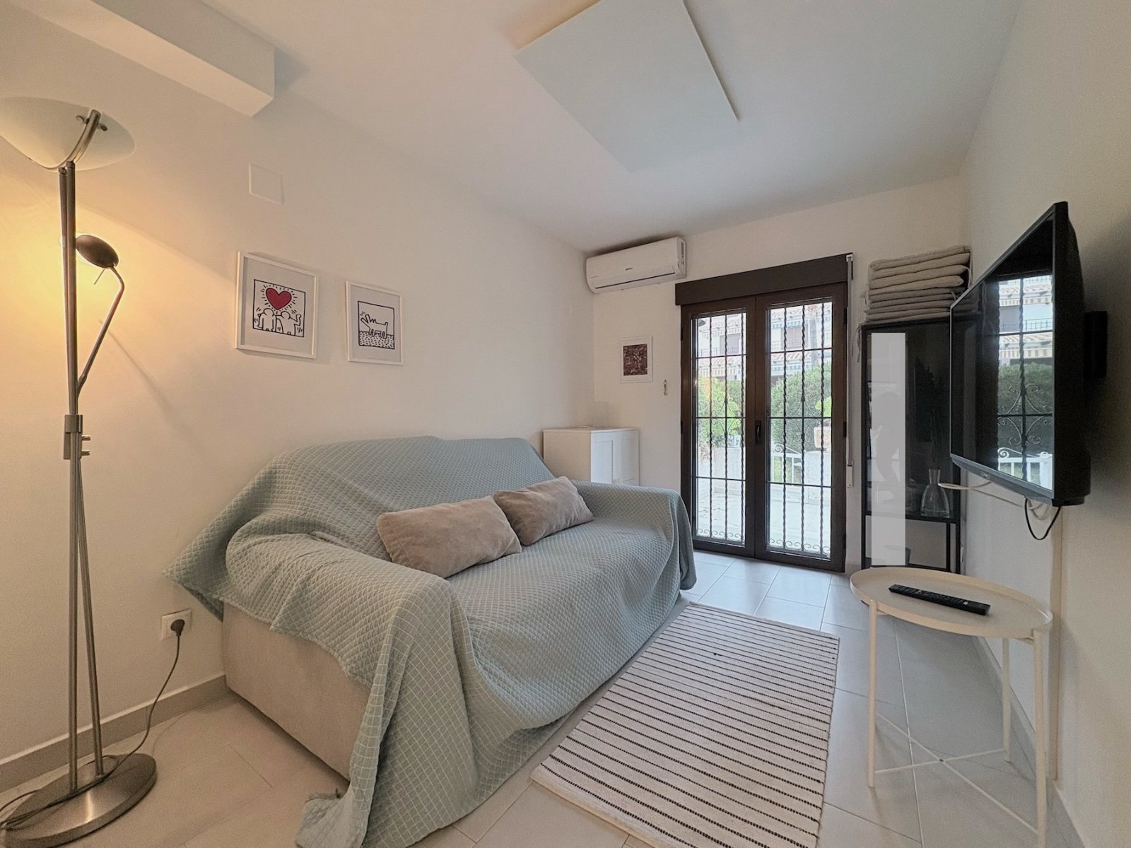 Dúplex de esquina con 4 dormitorios, 2 baños y piscina comunitaria, a solo 100 m de la playa en Cabo Roig