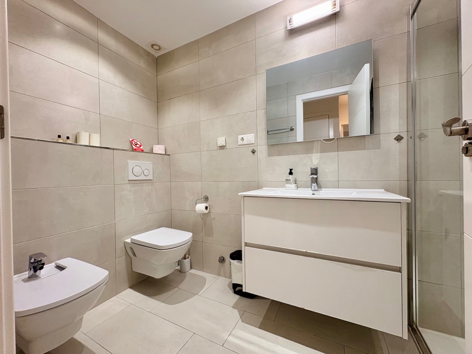 Dúplex de esquina con 4 dormitorios, 2 baños y piscina comunitaria, a solo 100 m de la playa en Cabo Roig